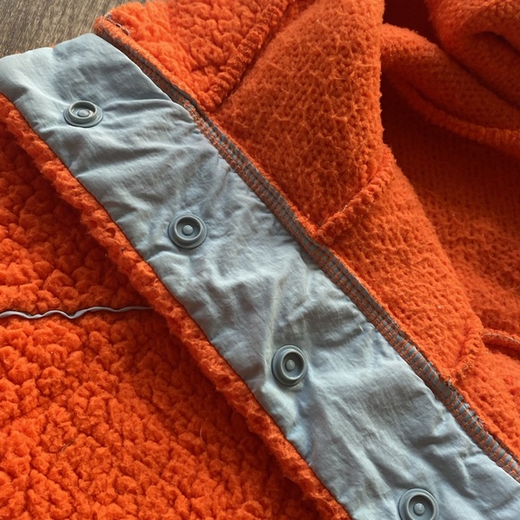 Out from under Sherpa jacket. Baggy fit - Picture 2 of 5